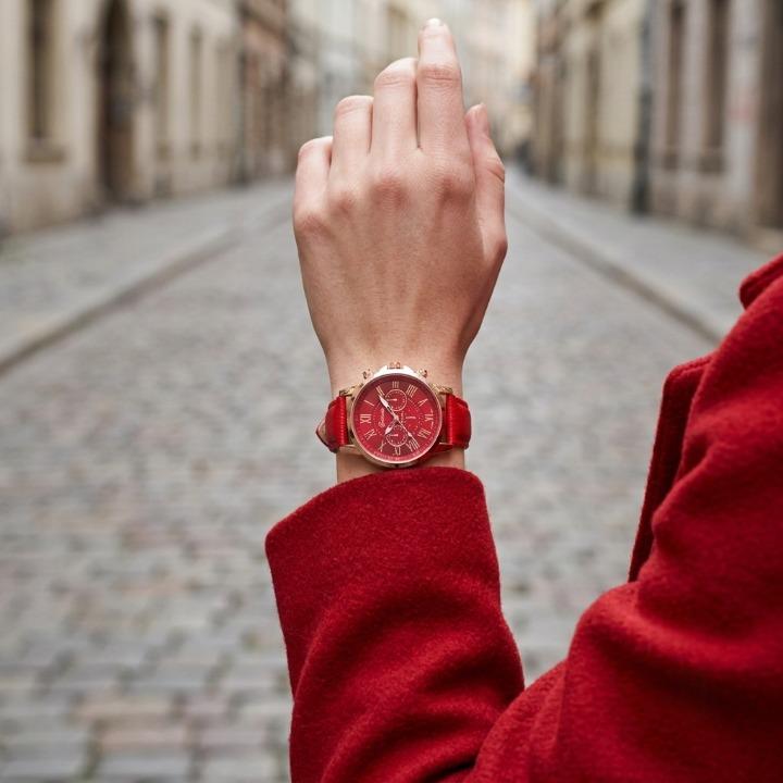 Elegant Women's Watch – Leather Strap, Roman Numeral Dial & Classic Design